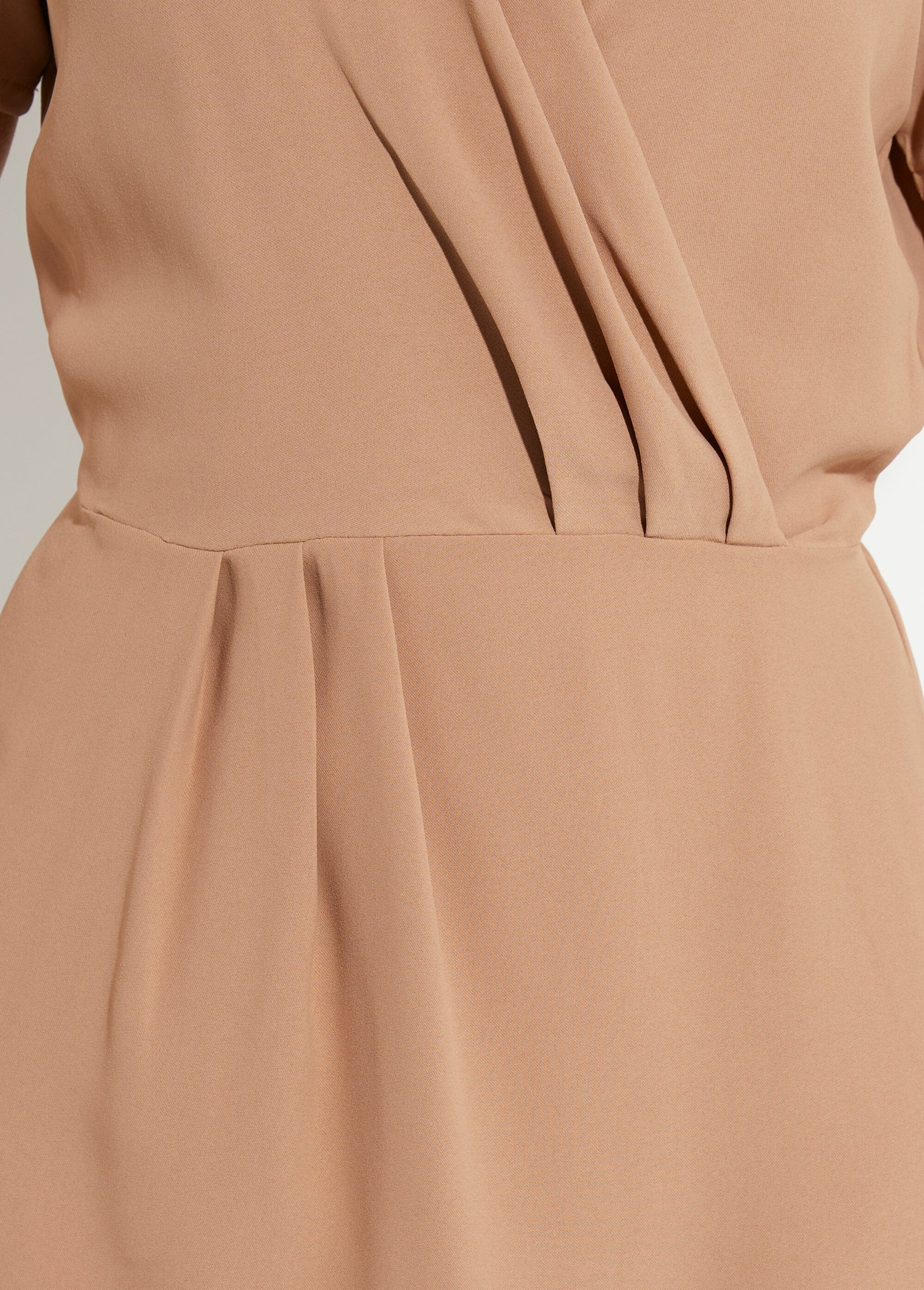 V-neck_dress_with_short_sleeves,_Essential_camel_DE2_slim