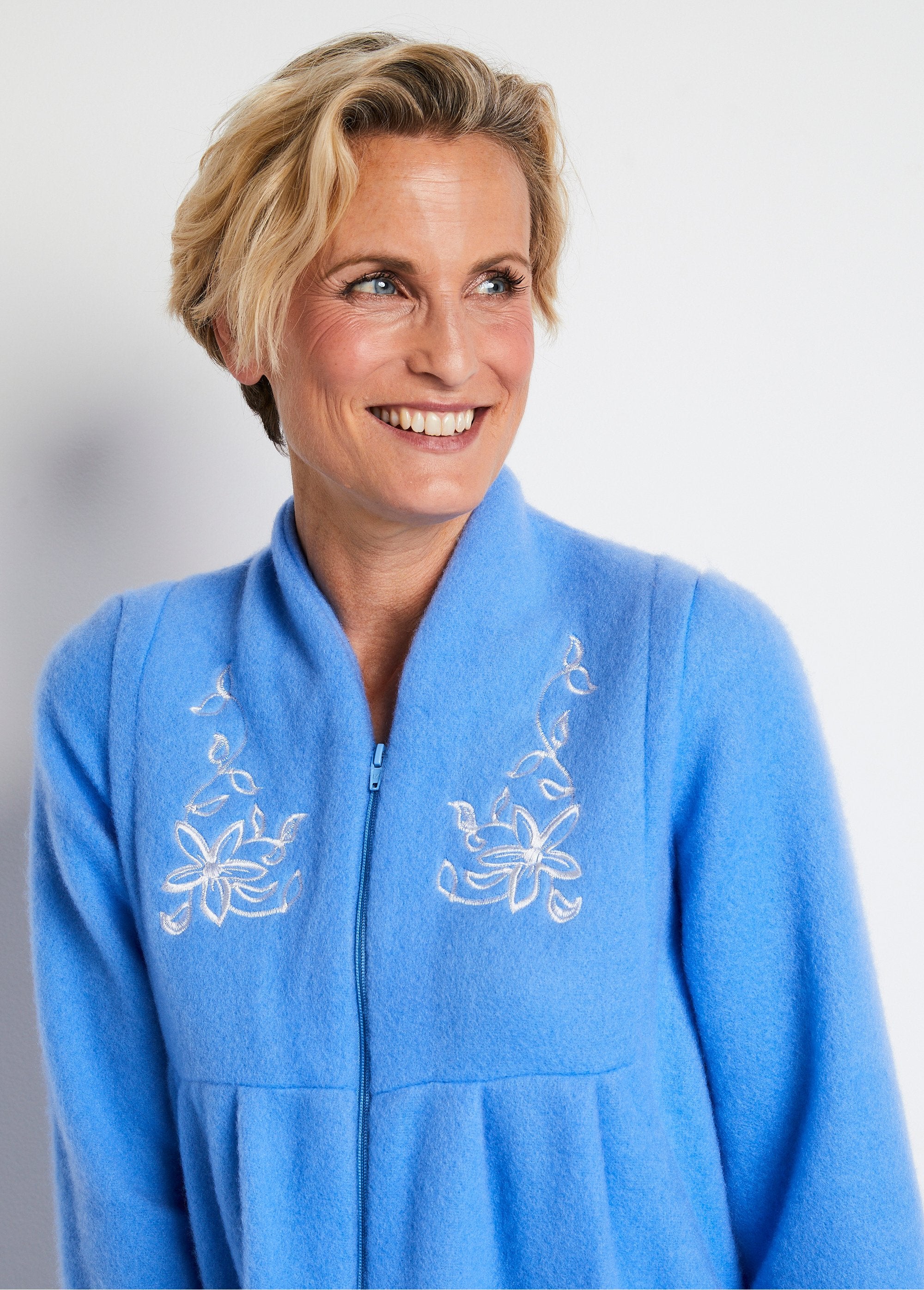 Zipped_and_embroidered_dressing_gown_Blue_DE1_slim