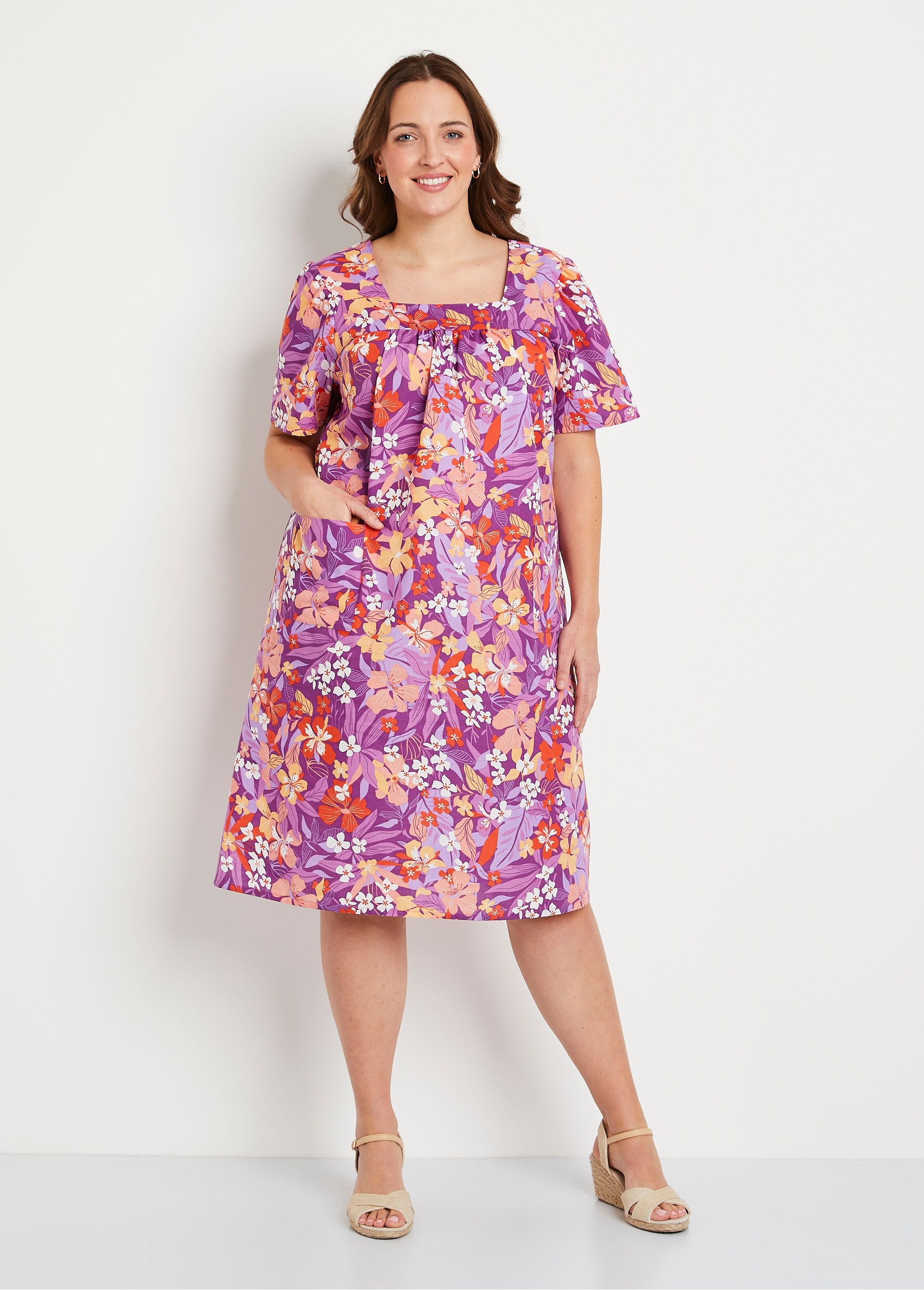 Short_apron_dress_with_short_sleeves_Purple_and_orange_FA1_curvy