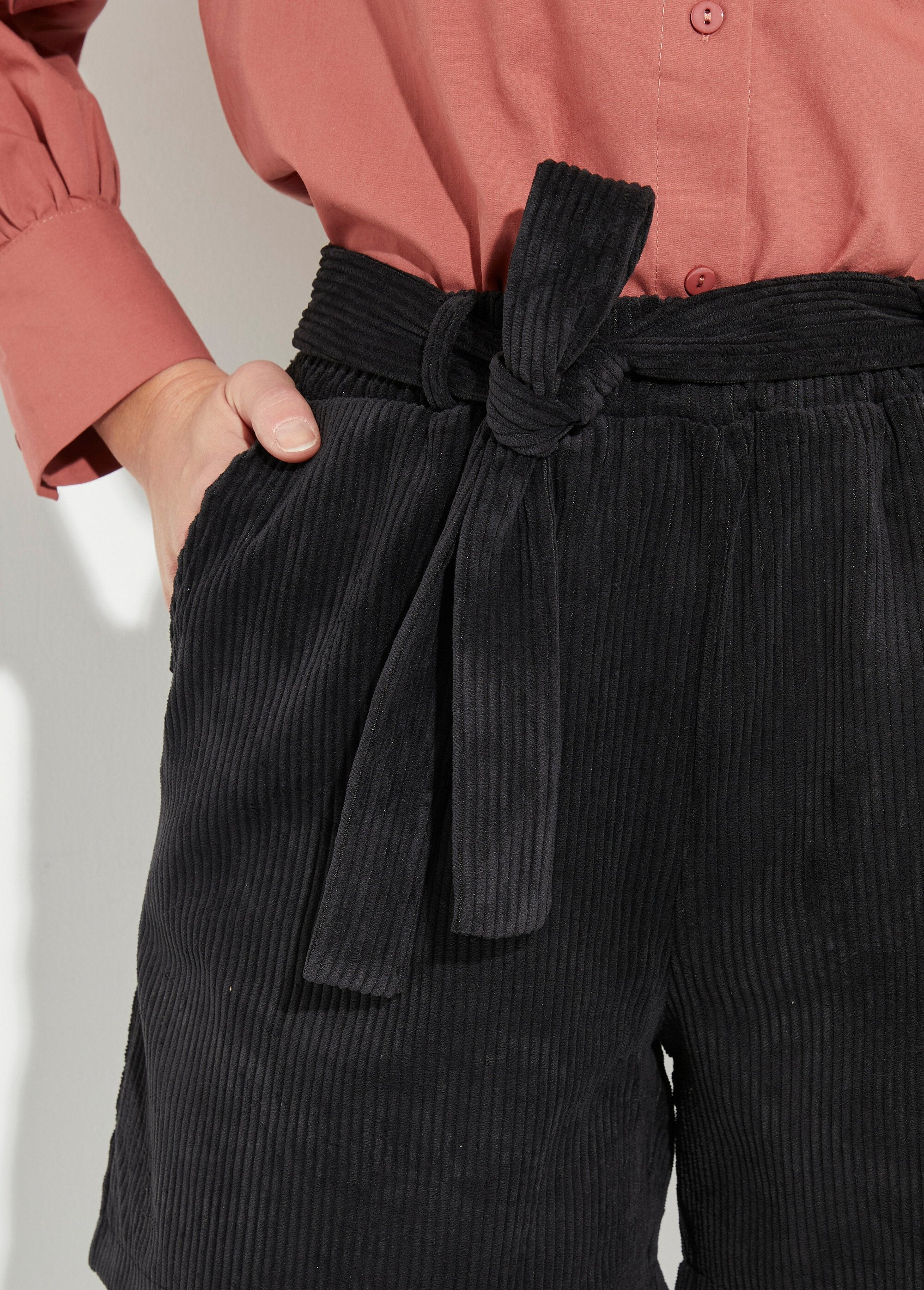 Wide-wale_corduroy_shorts_Black_DE1_slim