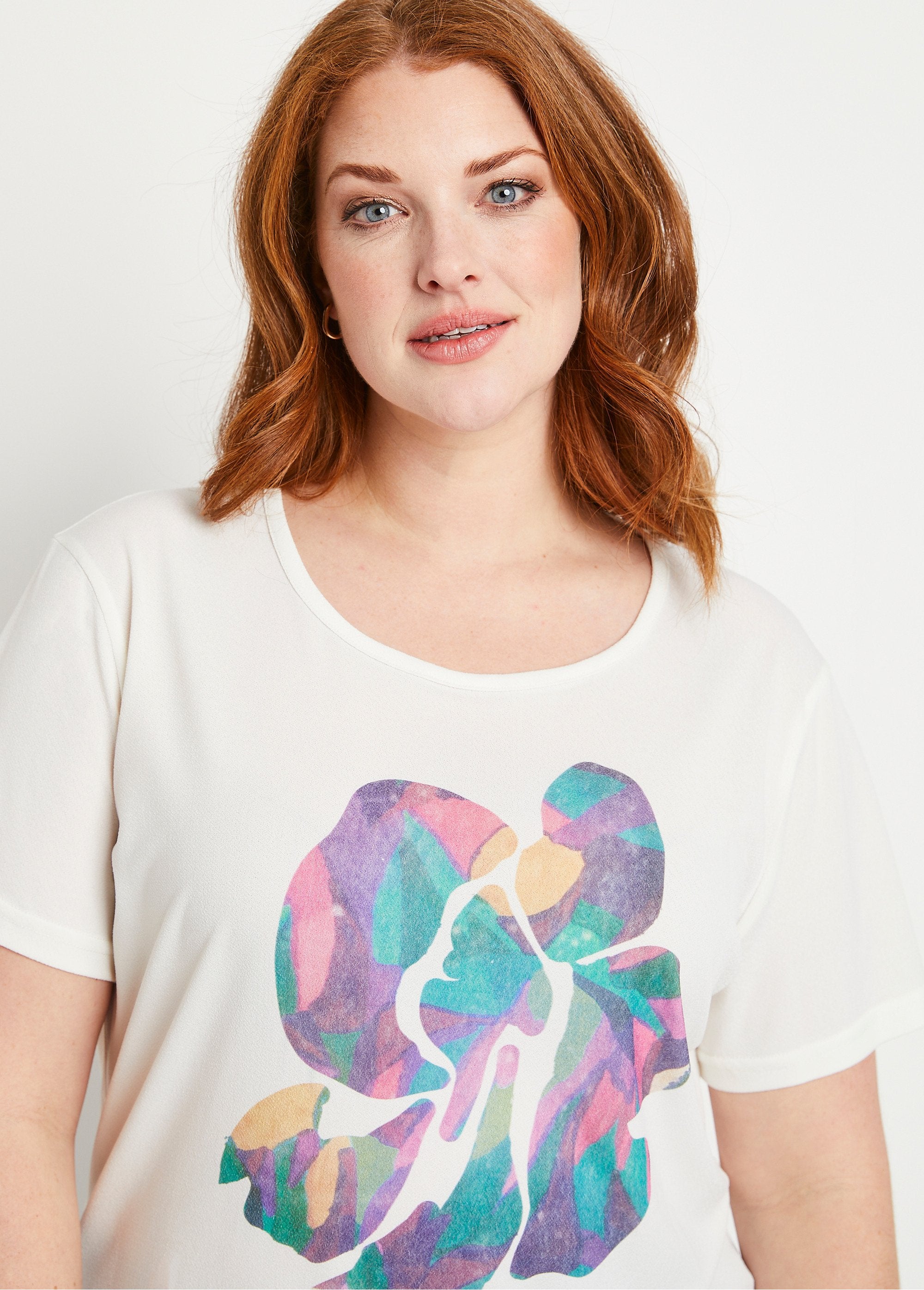 Short_white_t-shirt_with_pattern_Ecru_background_DE1_curvy