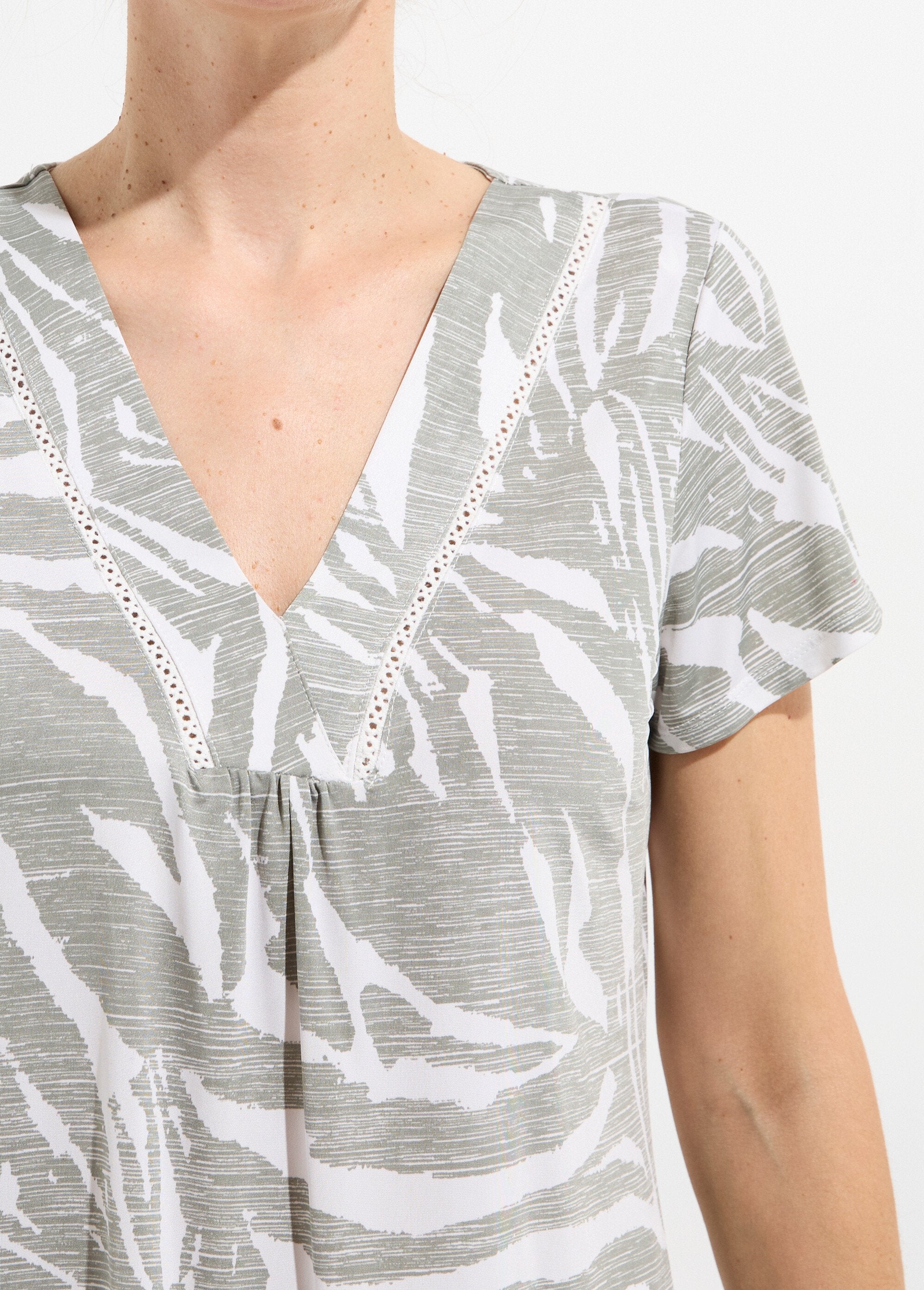 T-shirt_col_V_imprimé_manches_courtes._Vert_et_ecru_DE1_slim