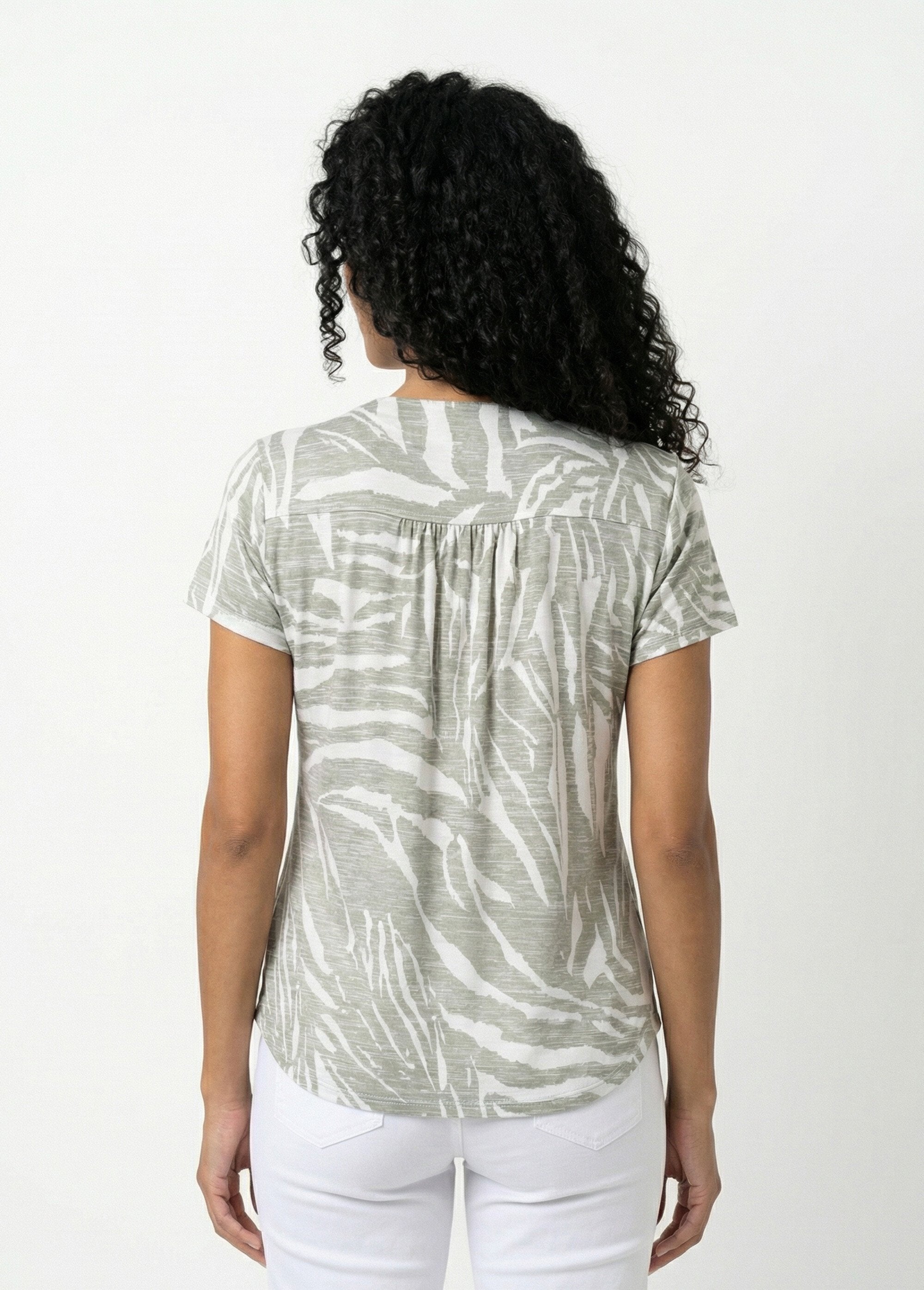 T-shirt_col_V_imprimé_manches_courtes._Vert_et_ecru_DO1_slim