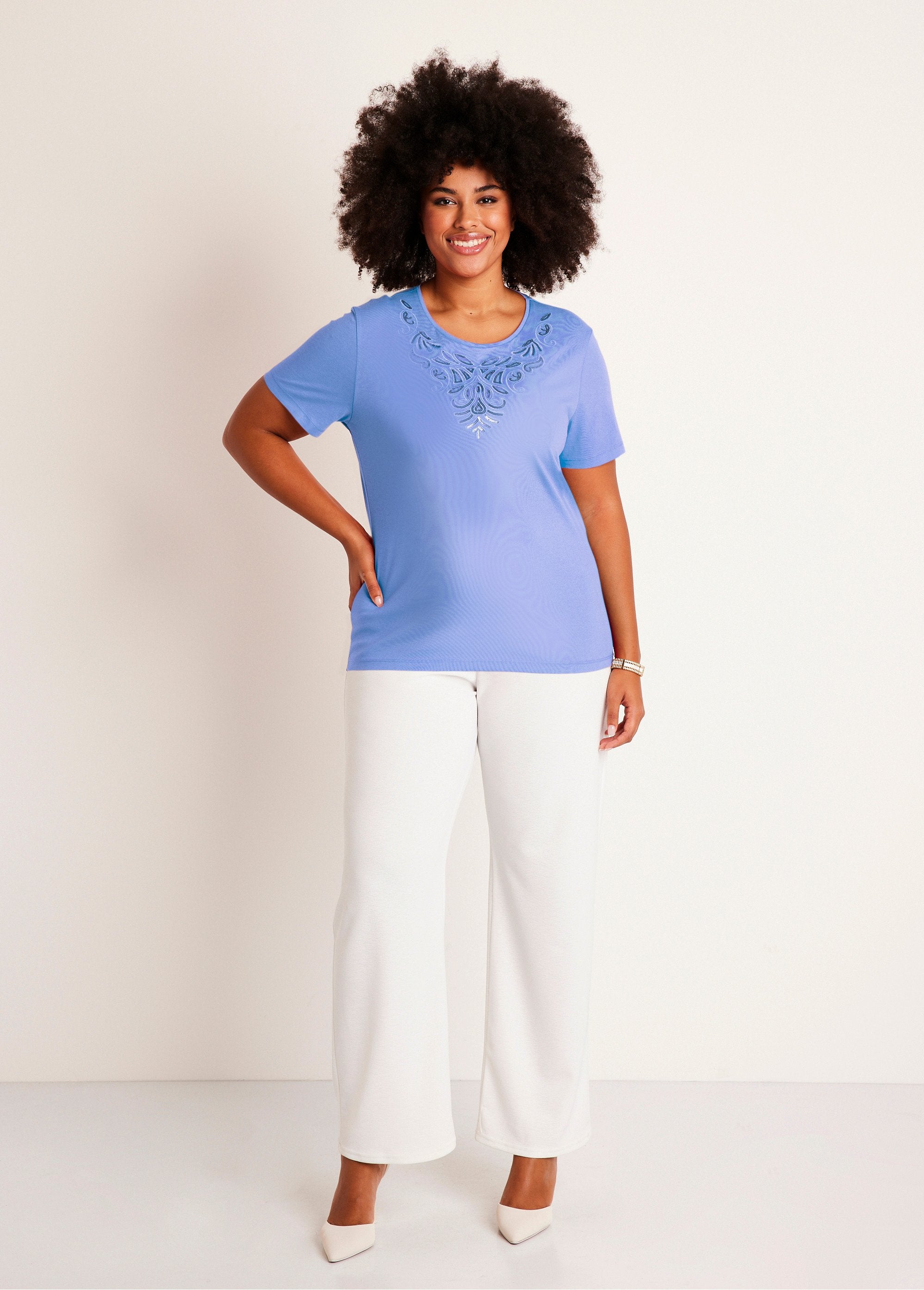 Short-sleeved_embroidered_cropped_t-shirt_Blue_SF1_curvy