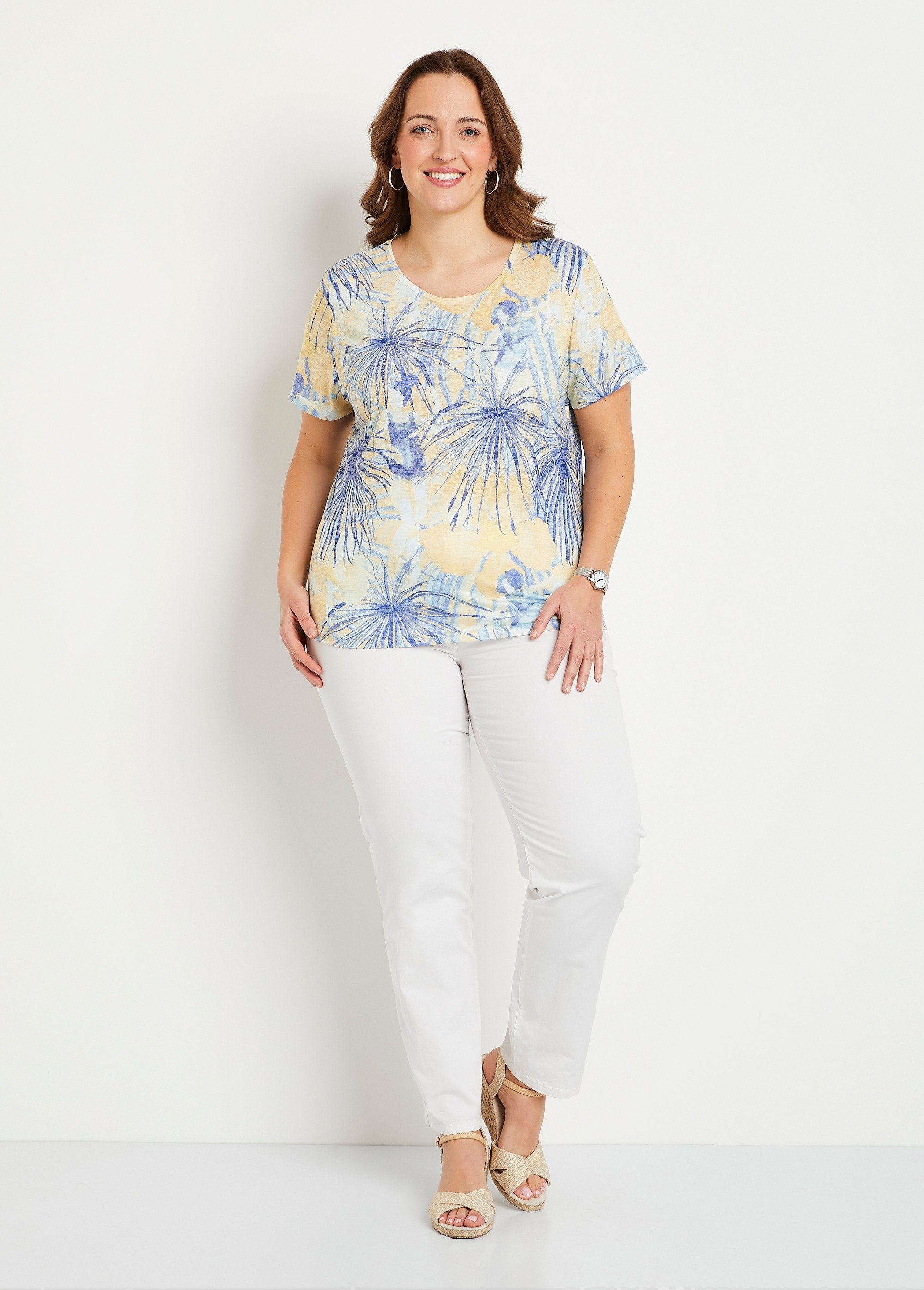 Short_T-shirt_with_pattern_and_rhinestones_round_neck_Yellow_and_blue_SF1_curvy