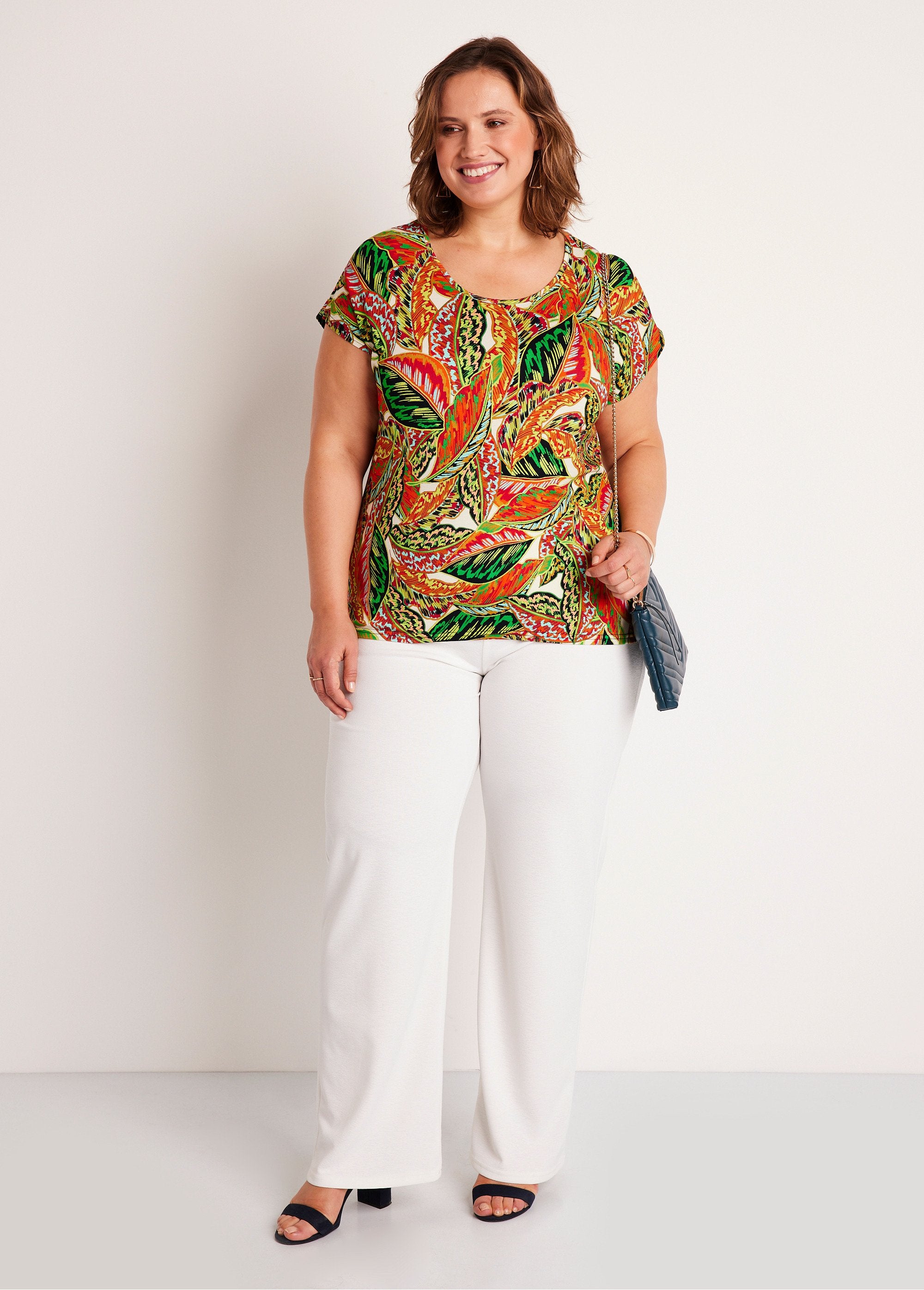 Short_foliage_pattern_t-shirt_Green_and_red_SF1_curvy