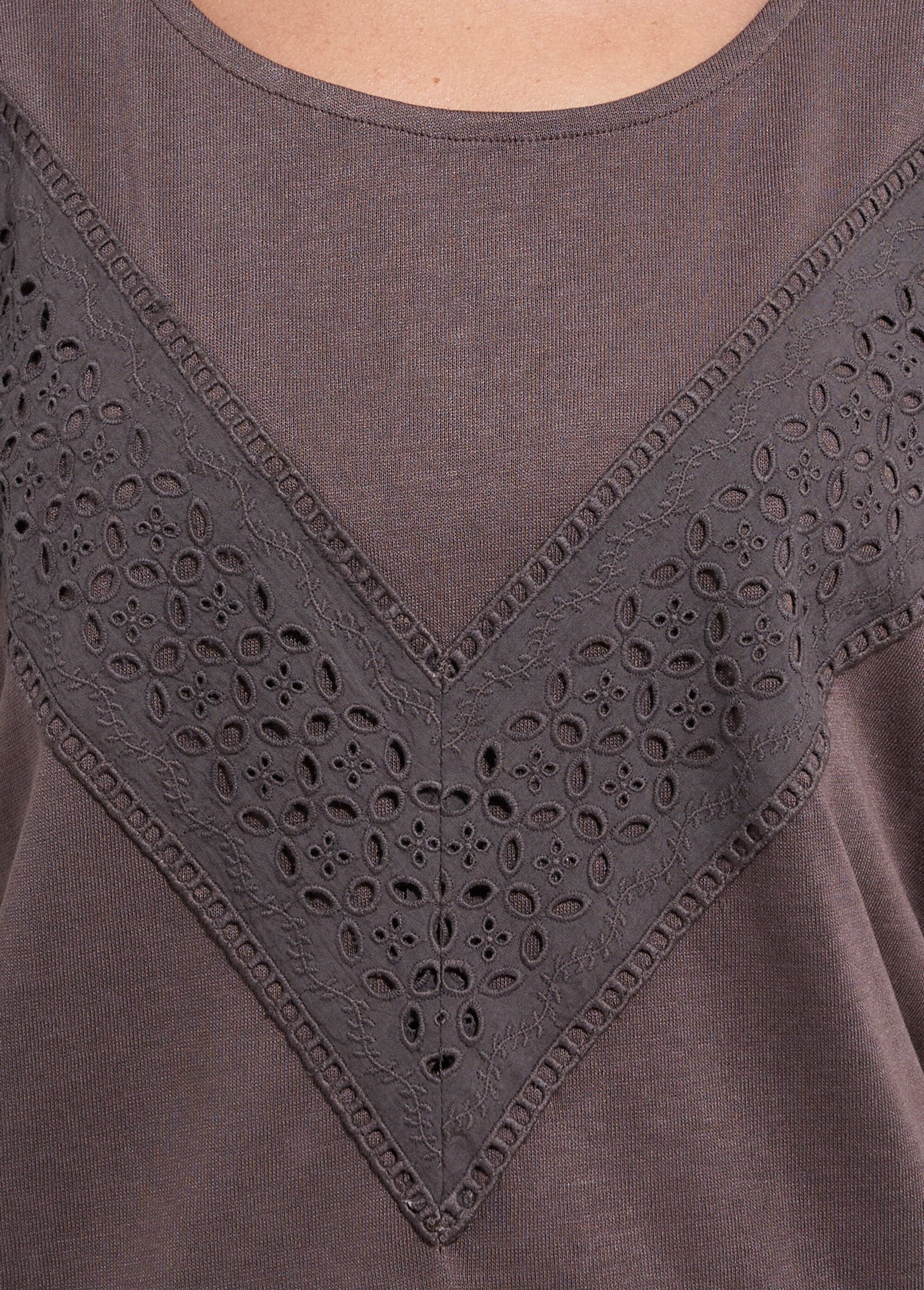 Plain_T-shirt_with_round_neck_and_lace_kimono_sleeves_Chocolate_DE1_slim