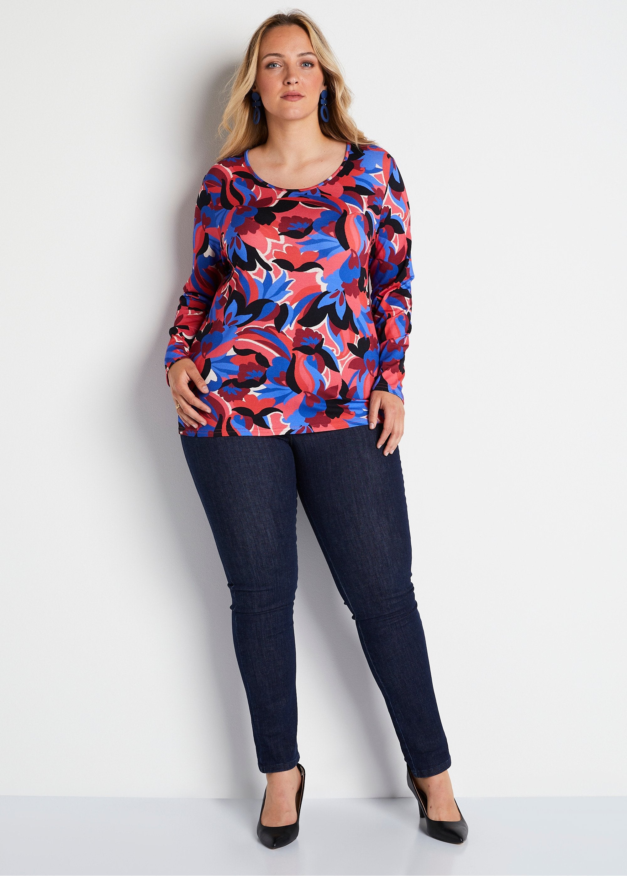 Straight_long-sleeved_printed_T-shirt_Blue_and_pink_SF1_curvy