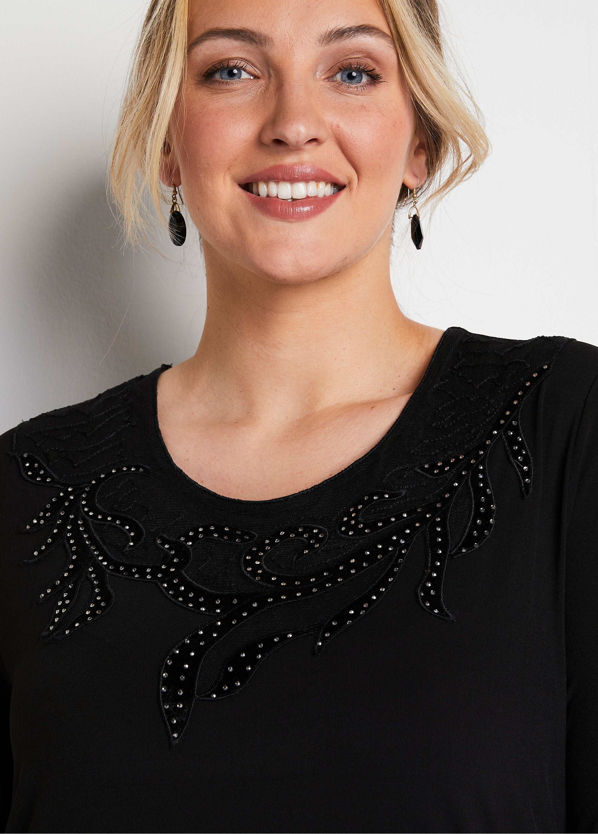 T-shirt_court_col_rond_résille_brodé_strass_Noir_DE1_curvy