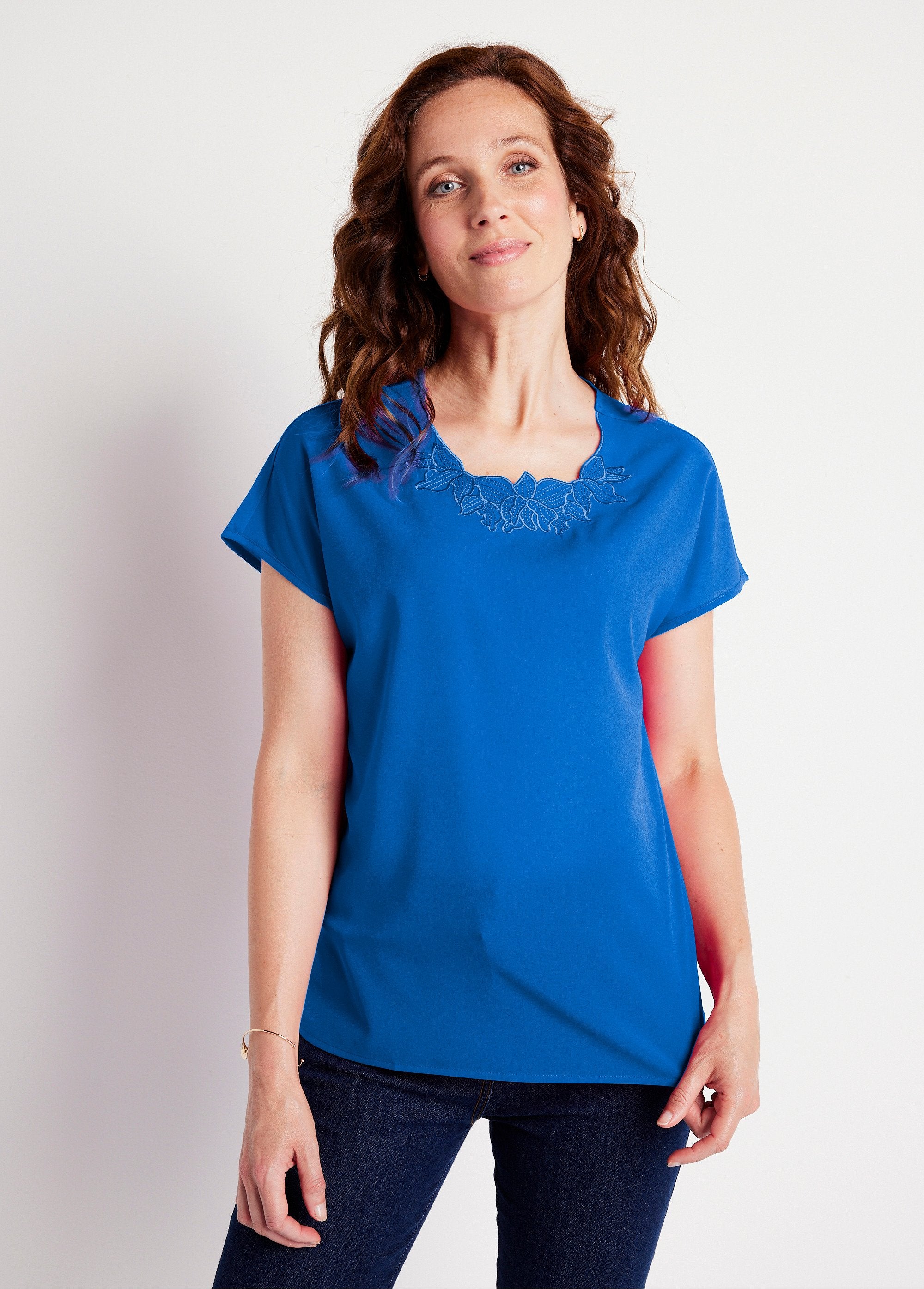 Long_short-sleeved_top_with_round_neck_embroidery_Blue_FA1_slim