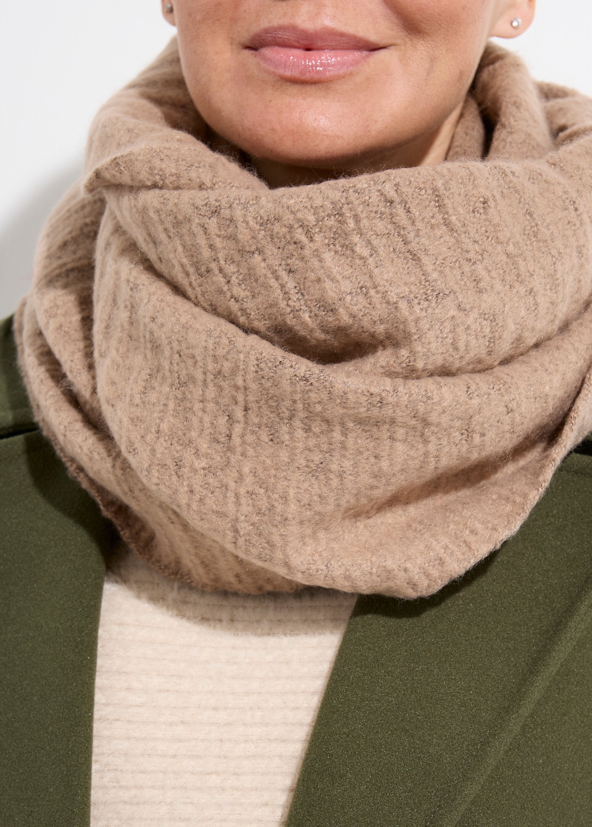 Snood_neck_warmer_in_fluffy_knit_Mole_DE1_slim