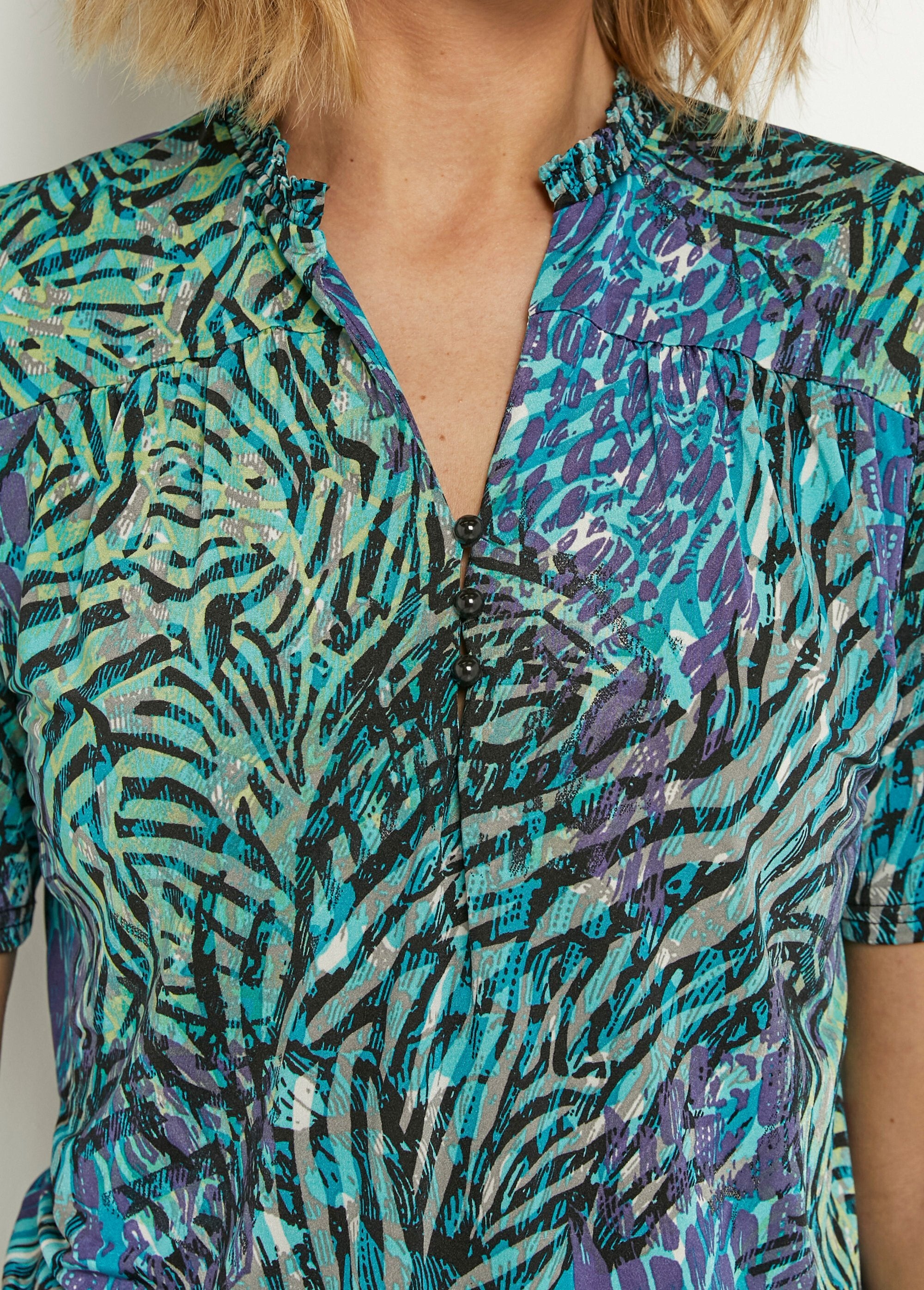 Jungle_print_V-neck_tunic_Blue_and_green_DE1_slim