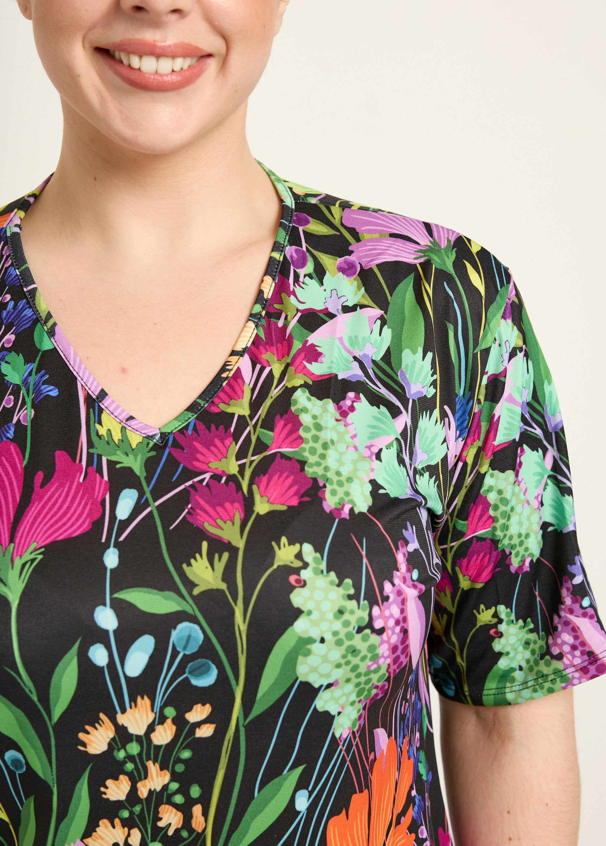 Stretch_tunic_with_V-neck,_poetic_floral_Prints_black_background_DE2_curvy