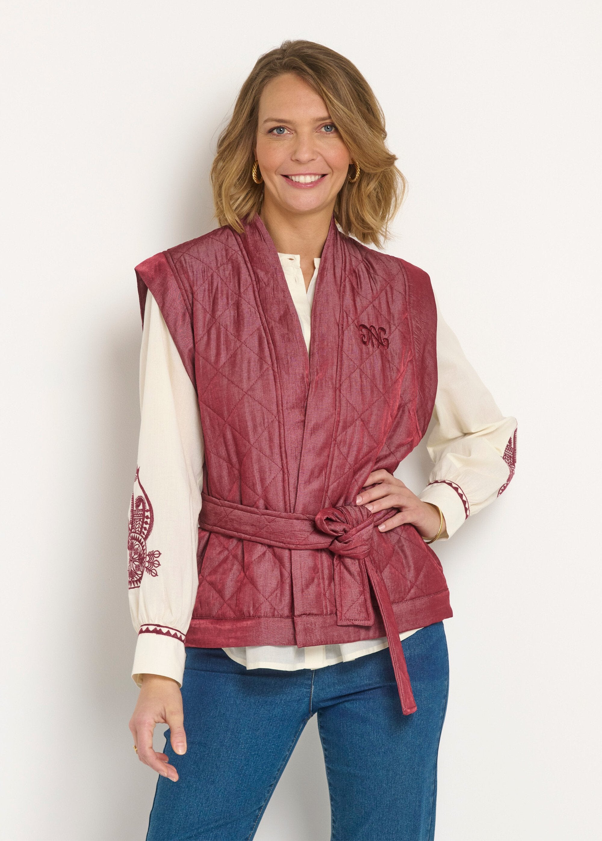 Sleeveless_quilted_jacket_with_belt_Bordeaux_FA1_slim