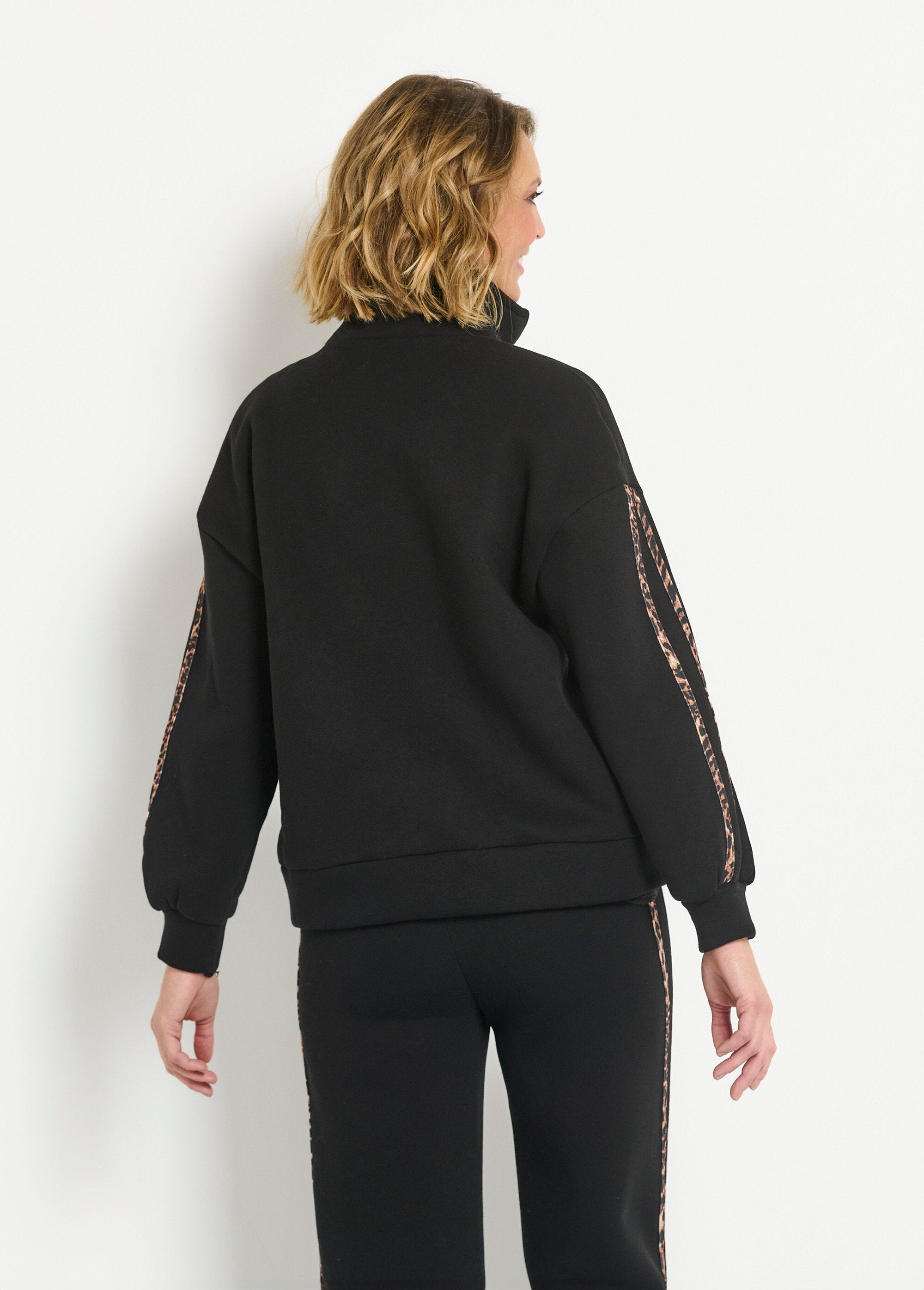 Comfort_fleece_jacket_with_leopard_stripes_Black_DO2_slim